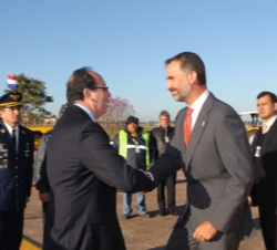 Don Felipe a su llegada a Asunción es recibido por viceministro de Relaciones Económicas e Integración paraguayo, Manuel María Cáceres